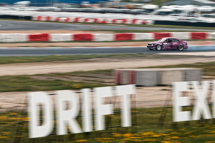 Гонка автомобилей на дрифт-фестивале скорости и драйва Drift Expo Track Mode 2025