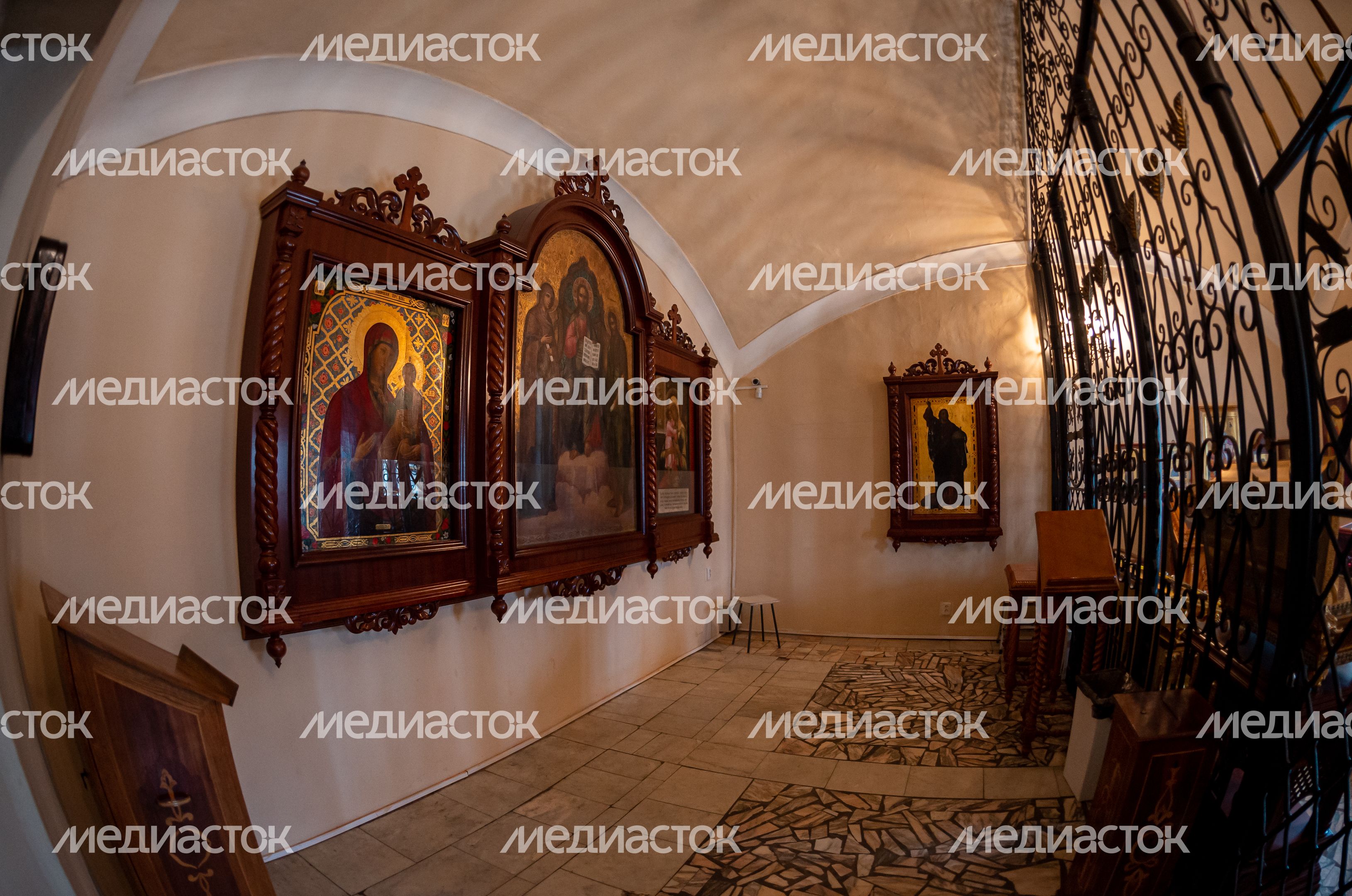 Виды Успенского храма Свято-Никольского мужского монастыря