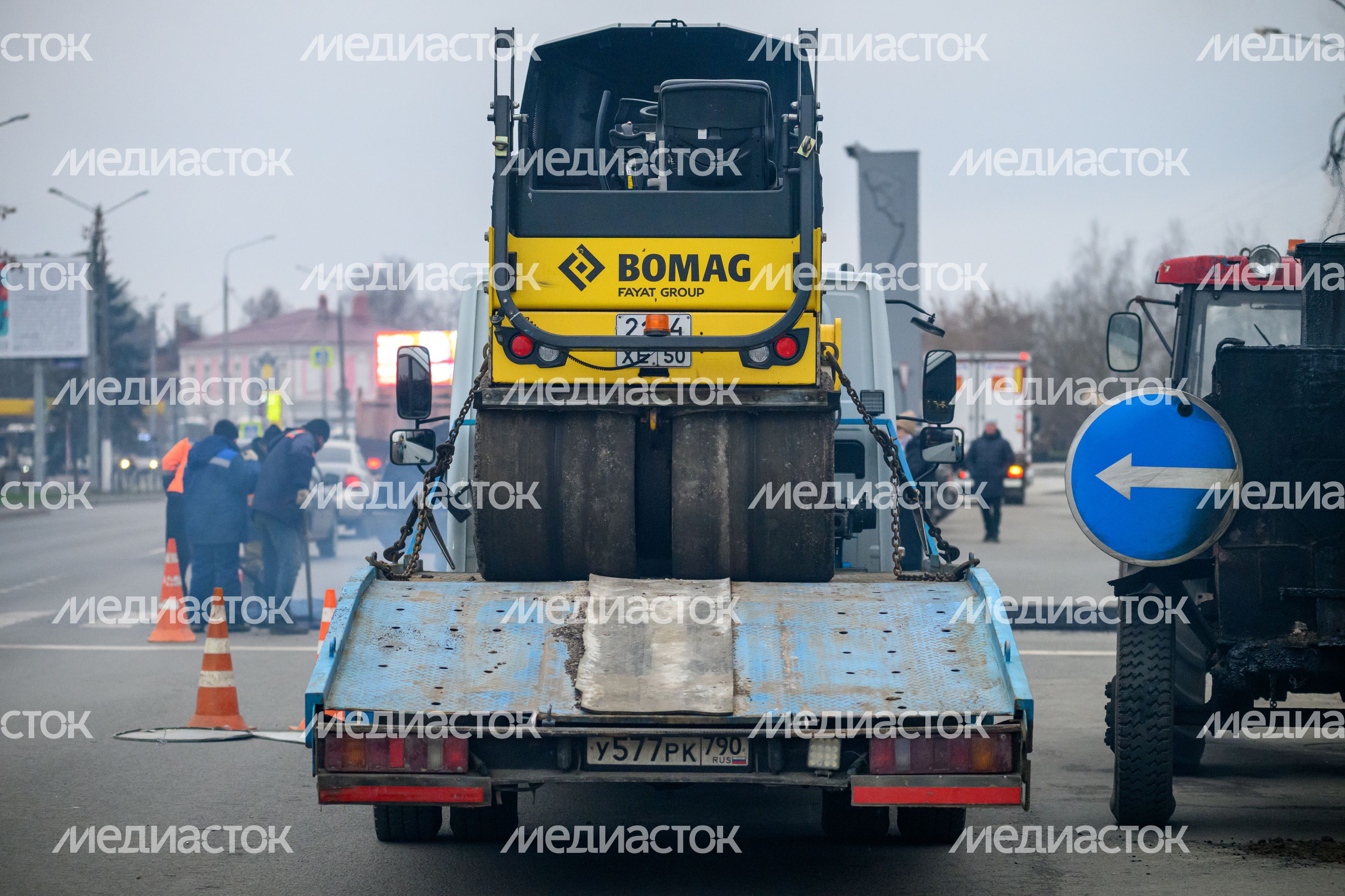 Рабочие Мособлводоканала укладывают асфальт в Орехово-Зуево после ремонта водопровода Рабочие Мособлводоканала укладывают асфальт в Орехово-Зуево после ремонта водопровода