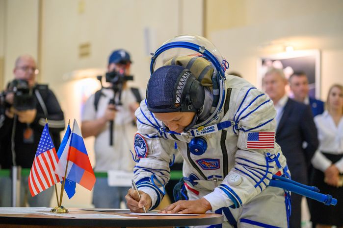 Космонавт основного экипажа МКС-74 Кристофер Уилльямс в Звездном городке