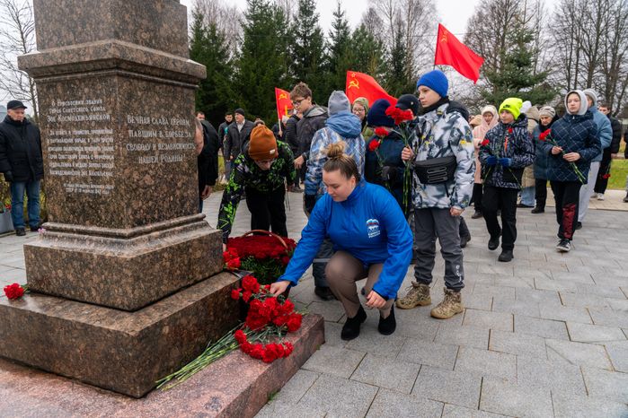 Возложение цветов к месту казни Зои Космодемьянской в музее «Зоя» Рузского округа