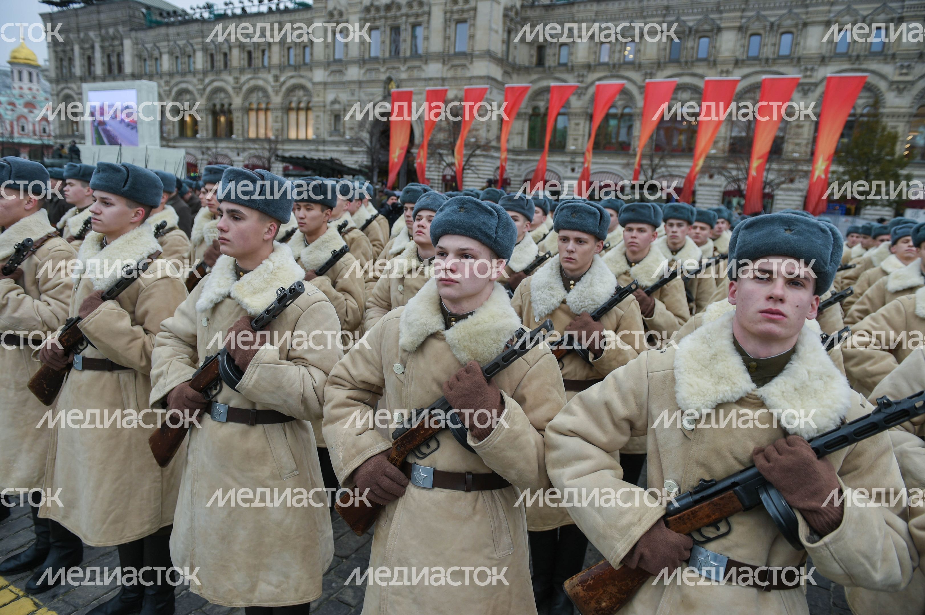 Торжественный марш в честь парада 1941 года на Красной площади в Москве