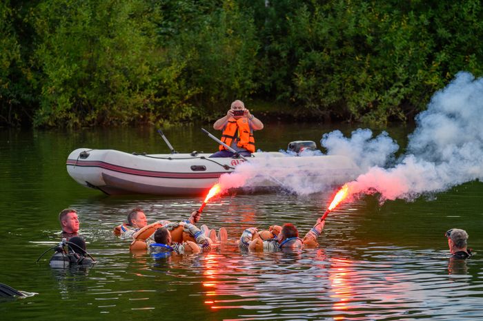 Тренировка космонавтов по действиям после посадки на водную поверхность в Ногинском спасательном центре МЧС России