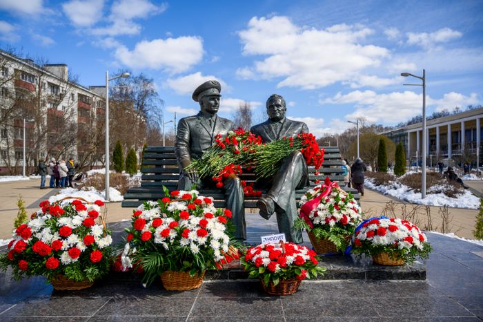Памятник Сергею Королеву и Юрию Гагарину в Королеве