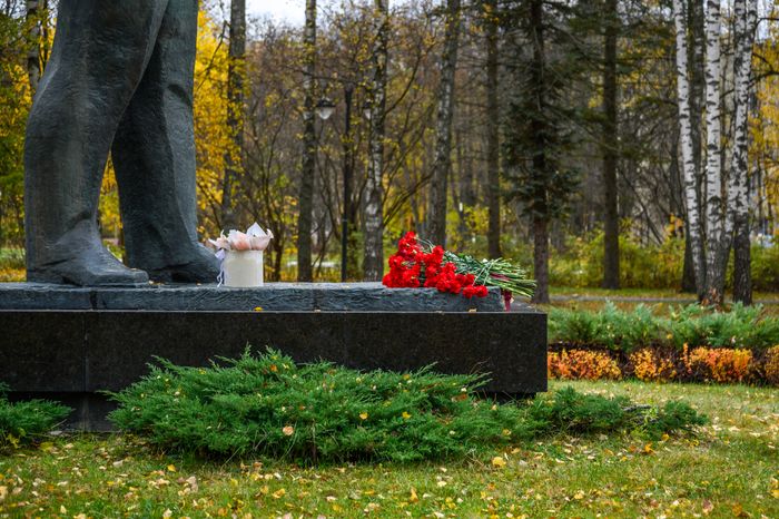 Цветы у памятника первому космонавту Ю.А. Гагарину в Звездном городке