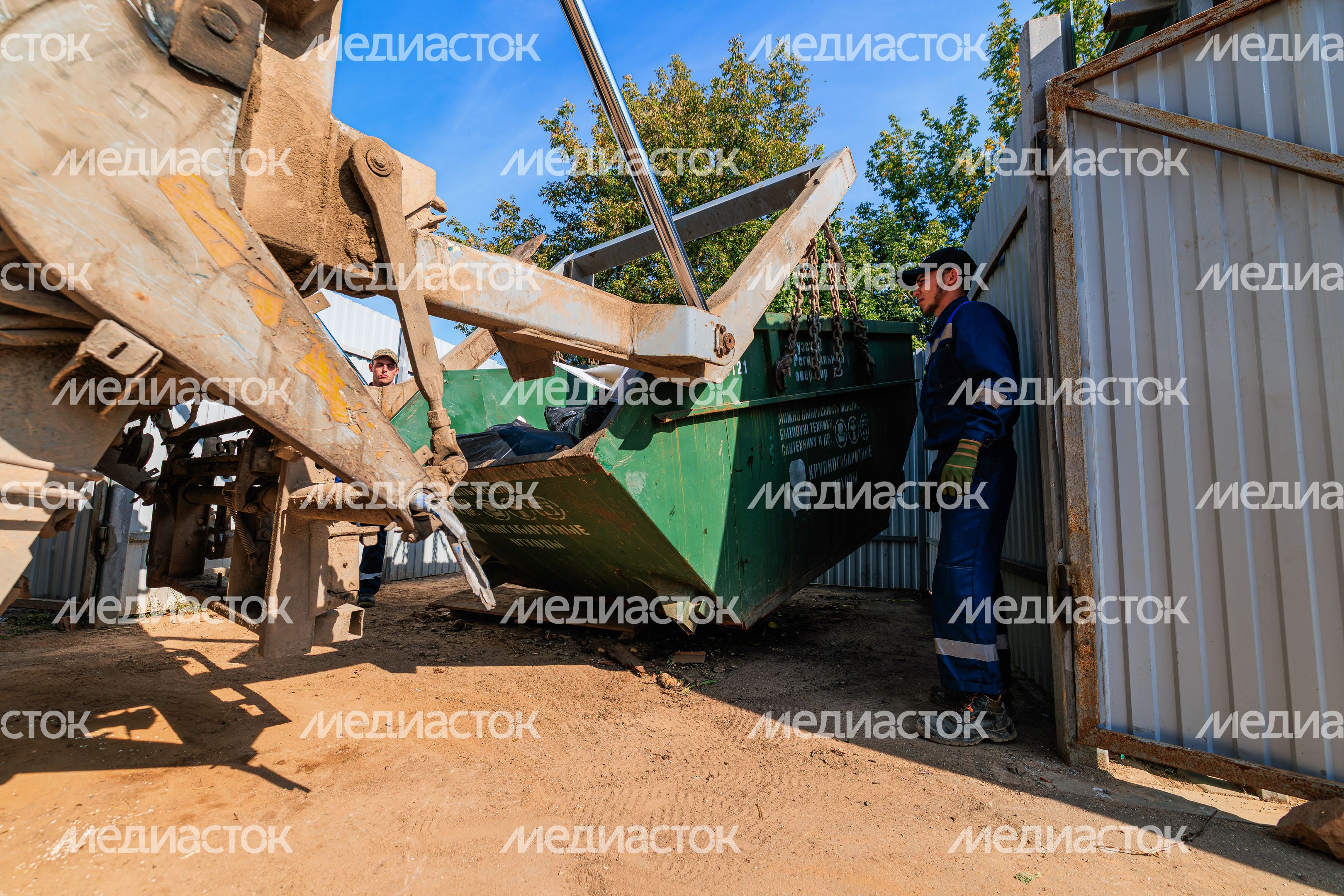 Работа мусоровоза при вывозе крупногабаритных отходов в Рузском округе Работа мусоровоза при вывозе крупногабаритных отходов в Рузском округе