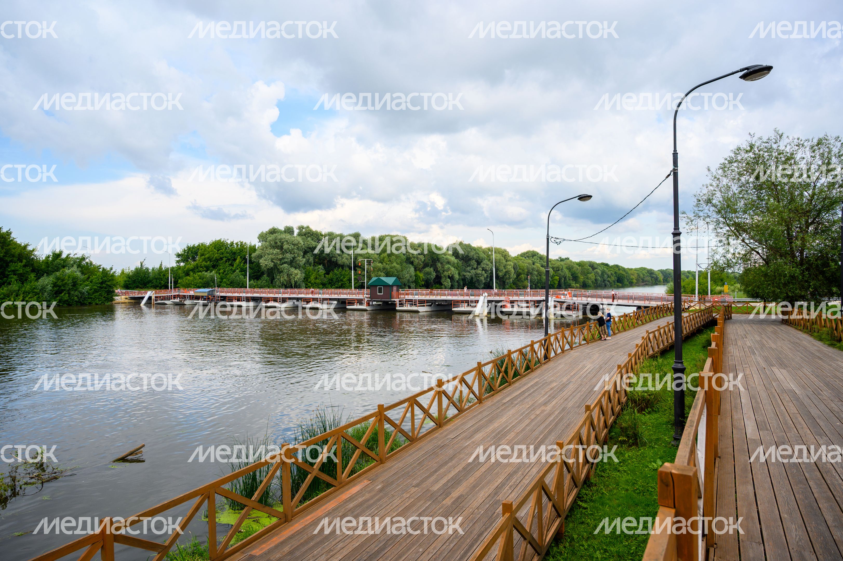 Деревянные дорожки на Москворецкой набережной в Коломне Деревянные дорожки на Москворецкой набережной в Коломне