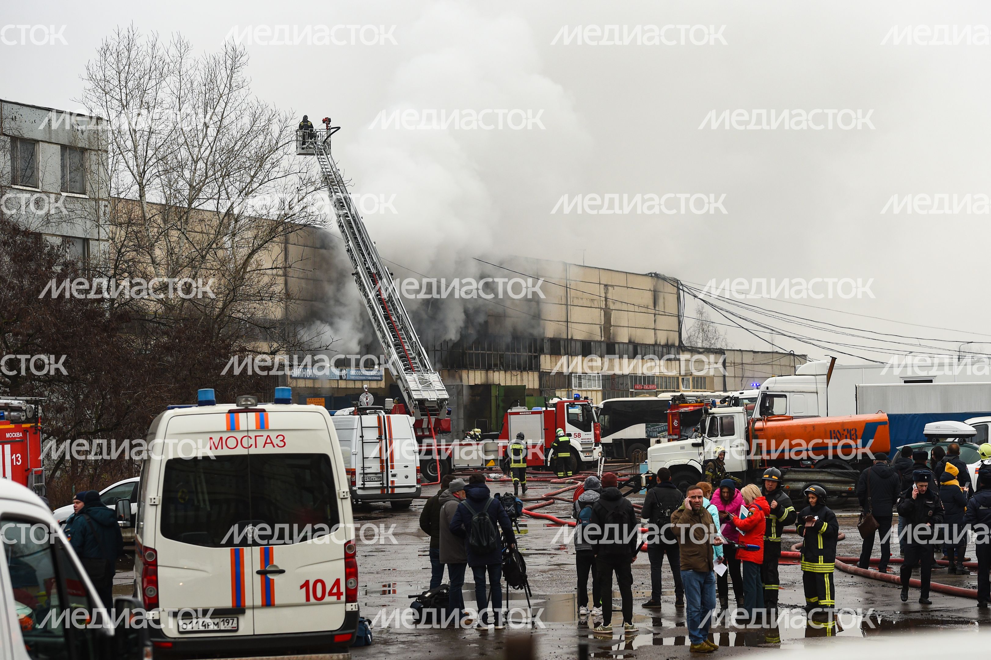 Пожар в складском помещении на улице Маршала Прошлякова в Москве