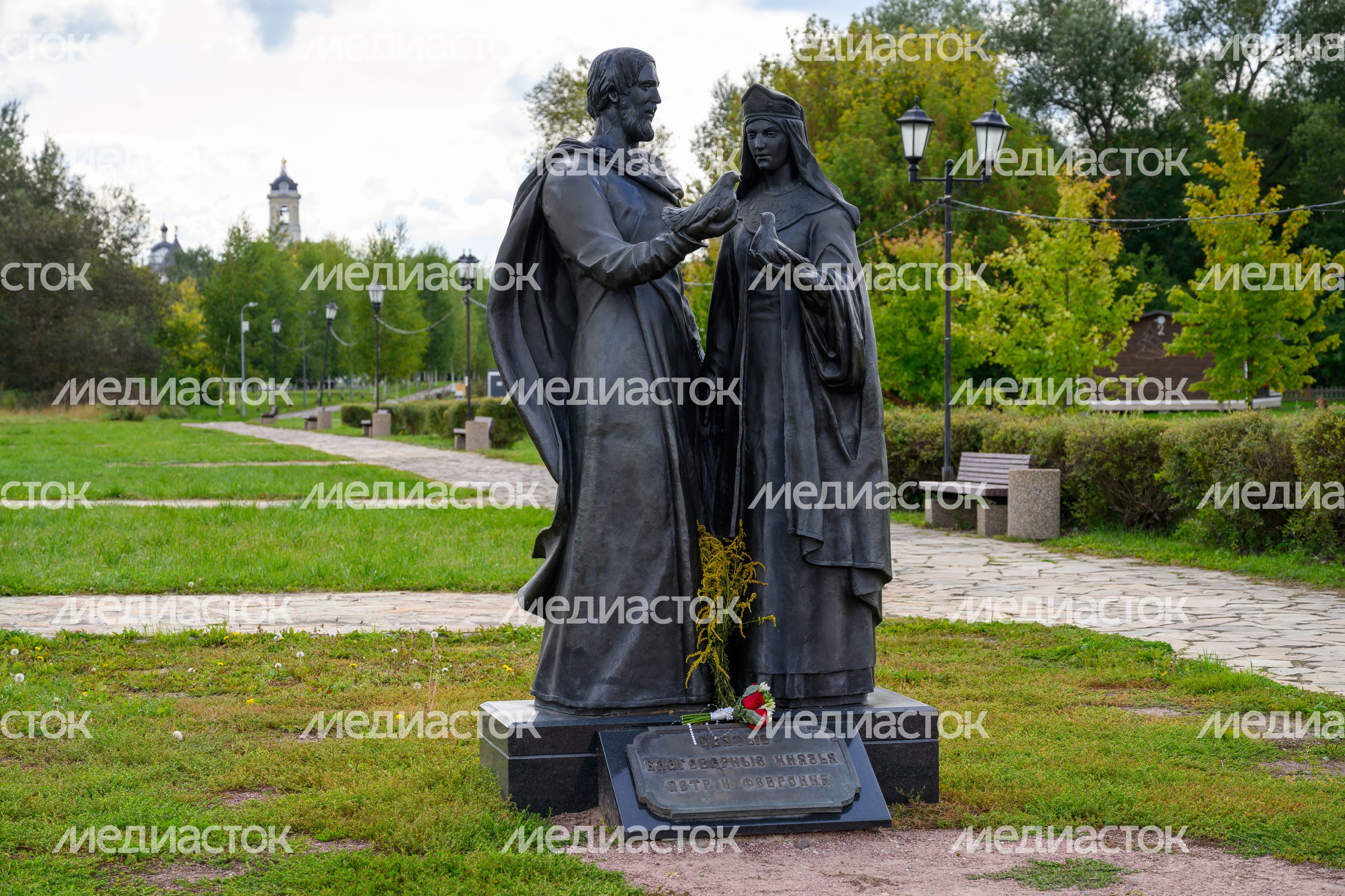 Памятник Петру и Февронии в Принарском парке Серпухова осенью Памятник Петру и Февронии в Принарском парке Серпухова осенью