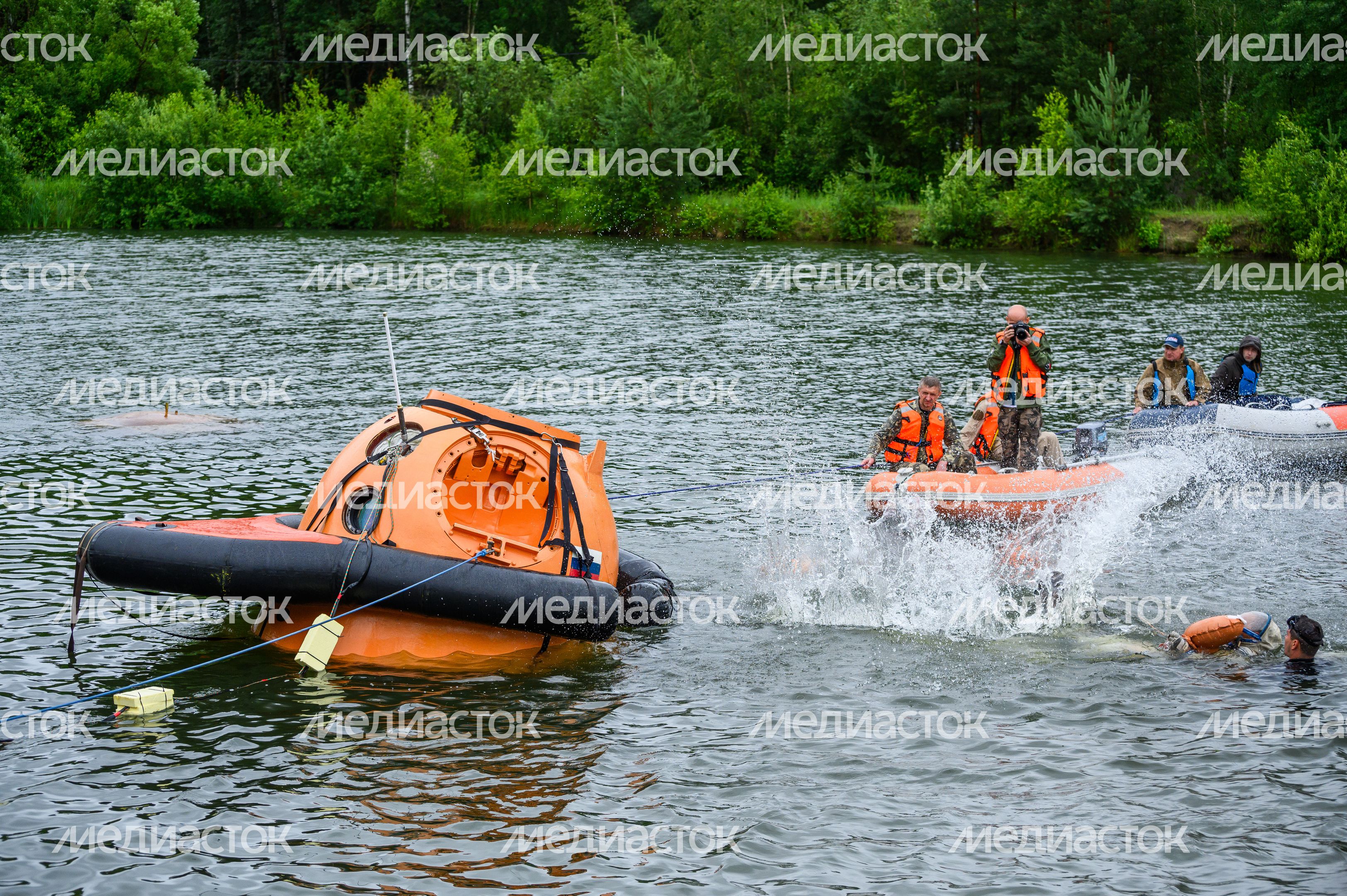 Тренировка космонавтов по действиям после посадки на воду в Ногинске
