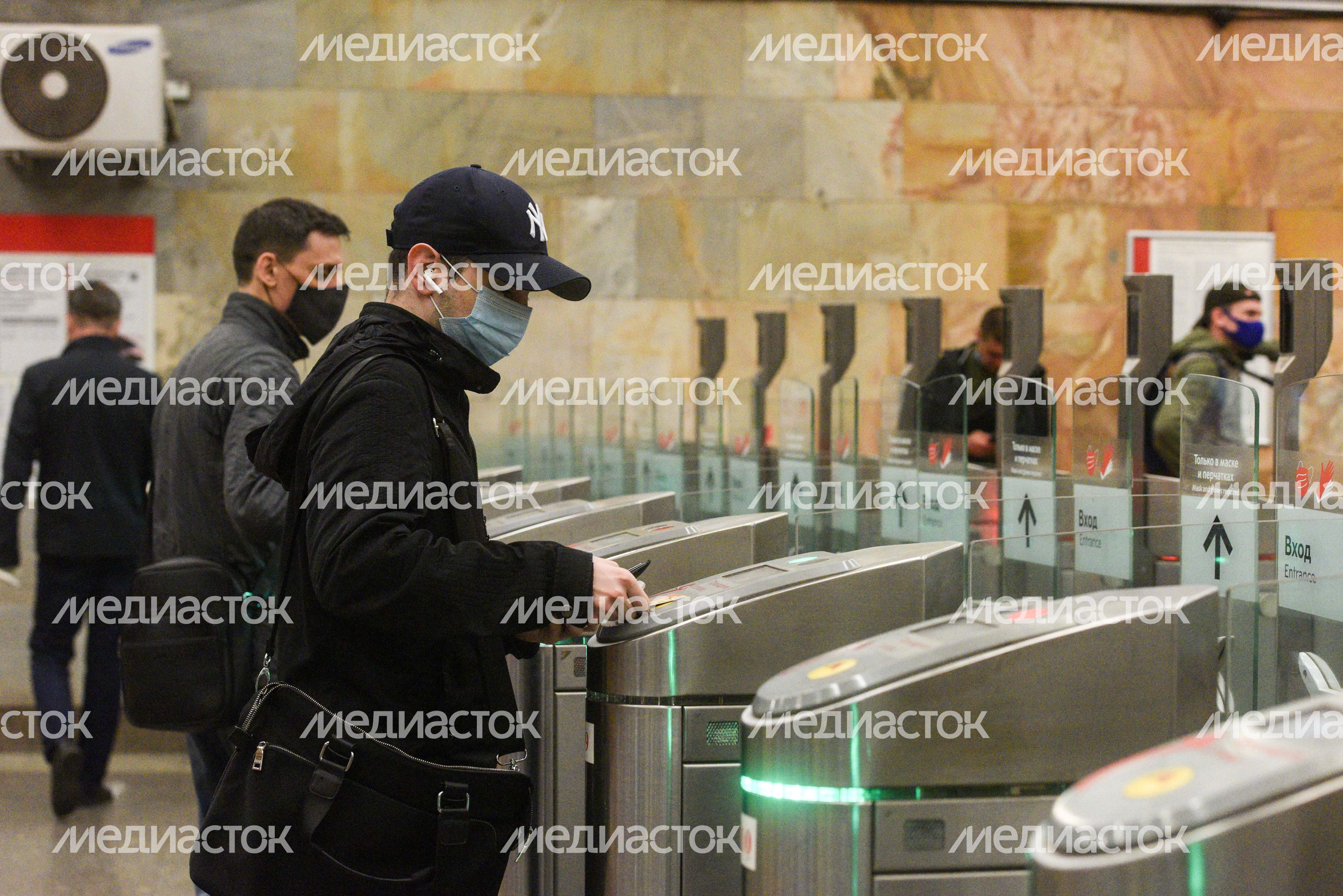 Проверки соблюдения масочно-перчаточного режима в общественном транспорте в Москве