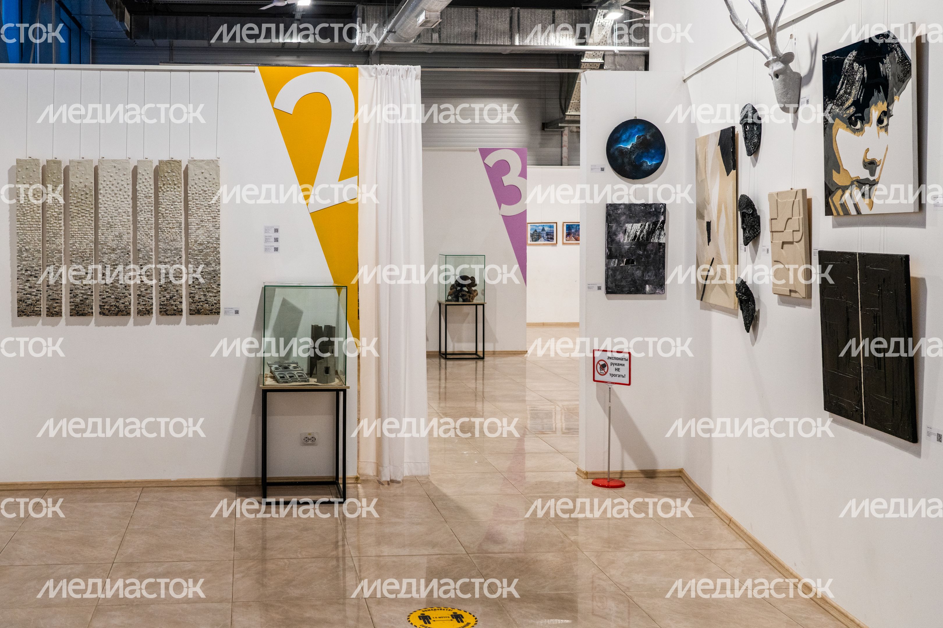 Экспонаты выставки «Каменное чудо» в выставочном комплексе «Артишок» в Химках