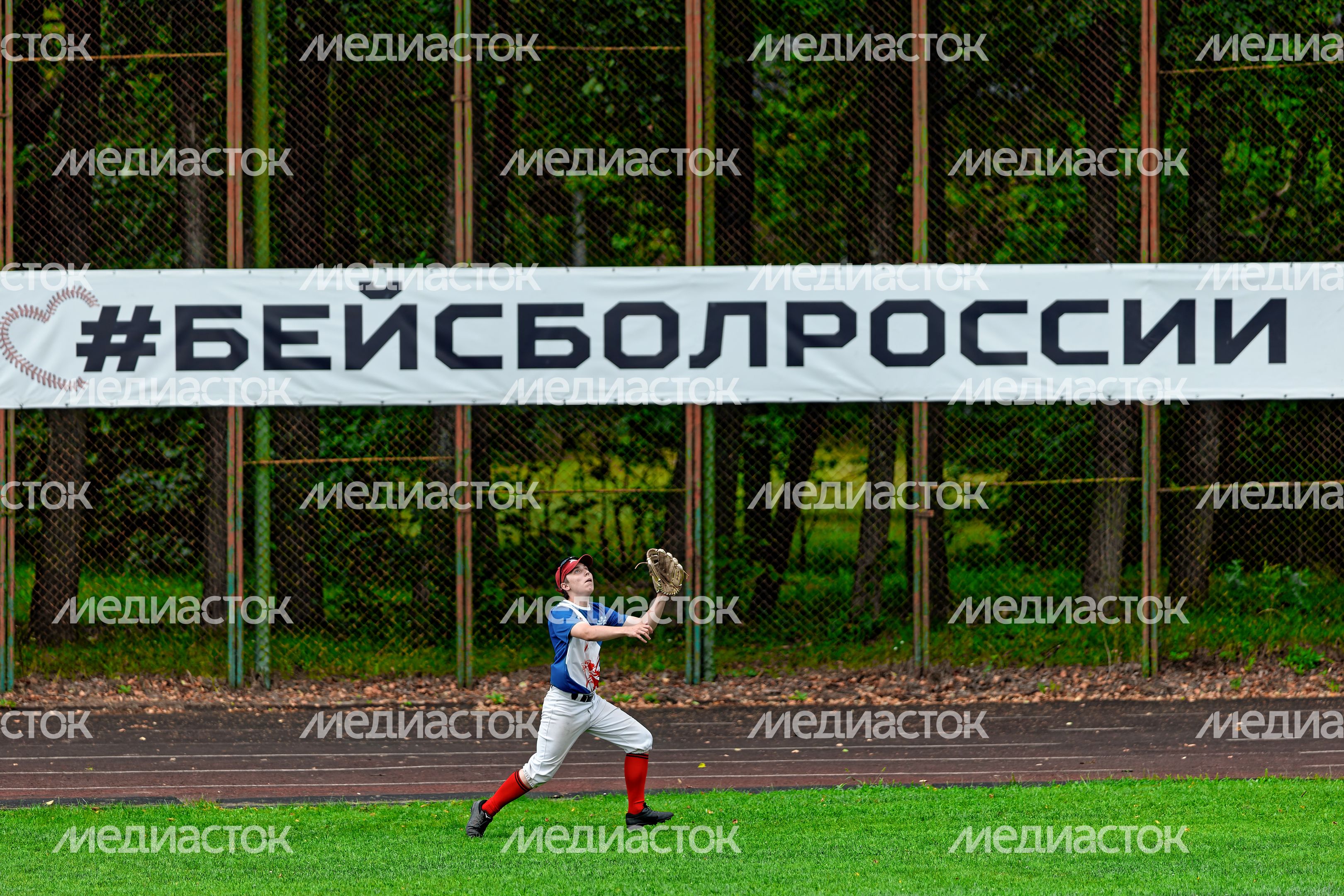 Бейсболист команды «Орел» из Москвы в финале бейсбольного турнира «Кубок Олимпии «Все звезды» Бейсболист команды «Орел» из Москвы в финале бейсбольного турнира «Кубок Олимпии «Все звезды»