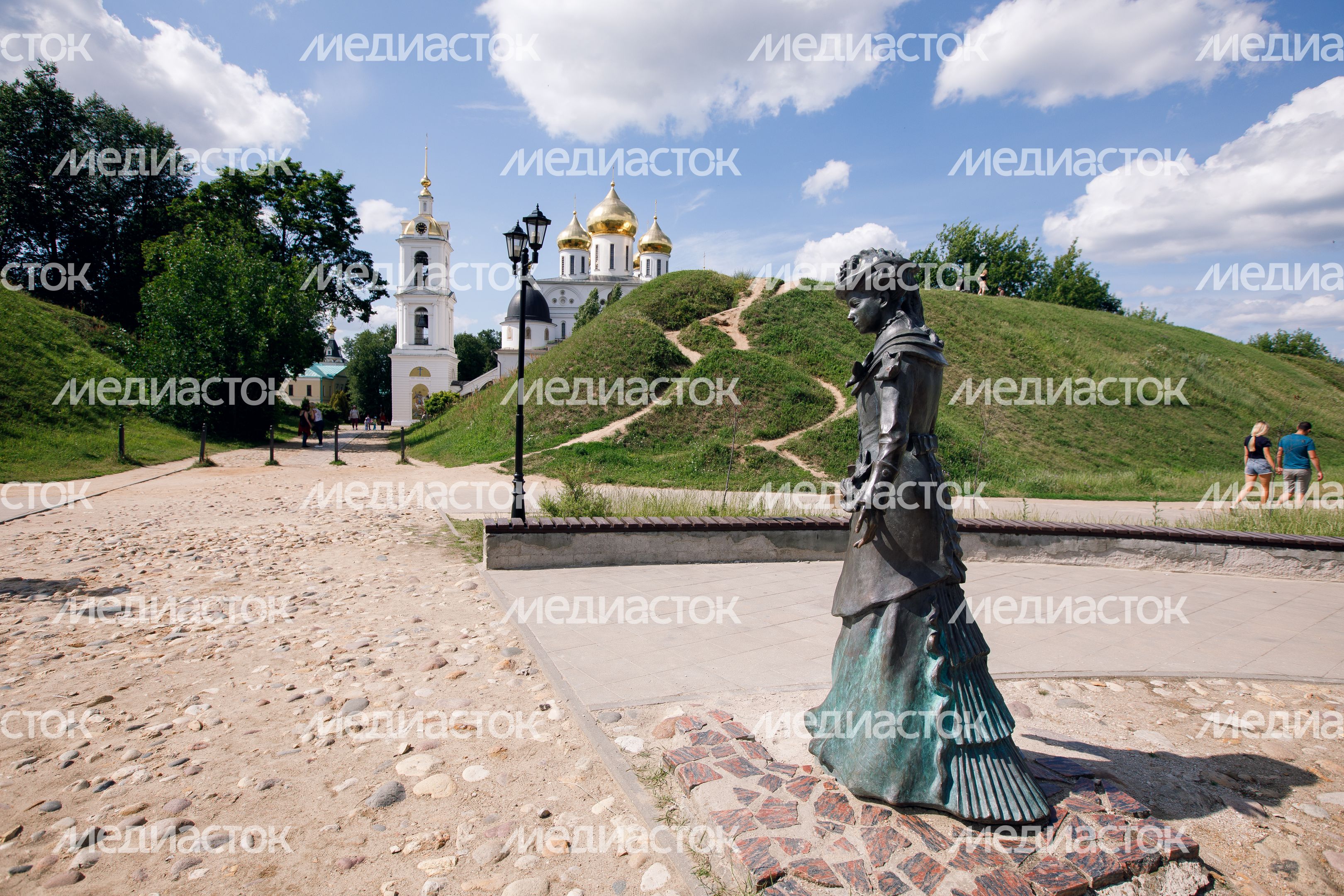 Дмитров. Скульптурная композиция «Горожане» Дмитров. Скульптурная композиция «Горожане»
