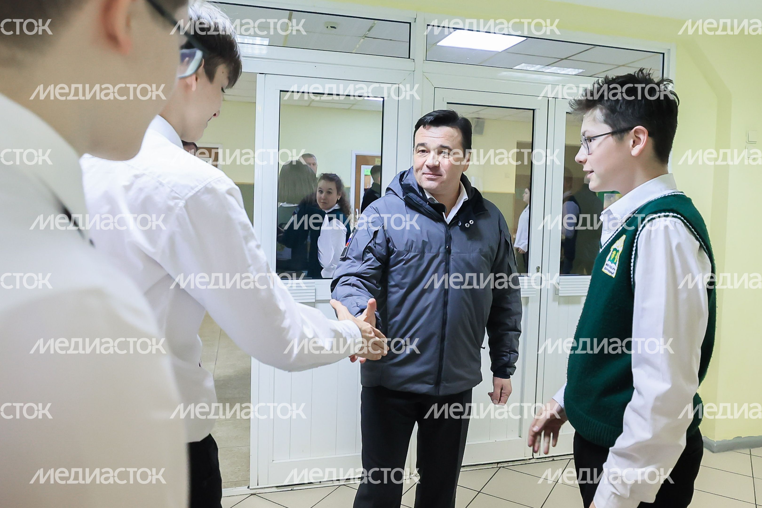 Проверка хода строительства пристройки к школе №14 в Долгопрудном Губернатором Подмосковья