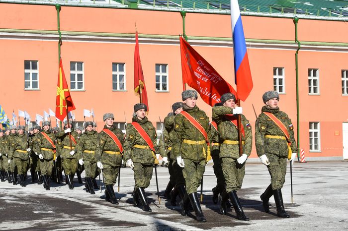 Подготовка военнослужащих отдельного комендантского Преображенского полка к военному параду на Красной площади