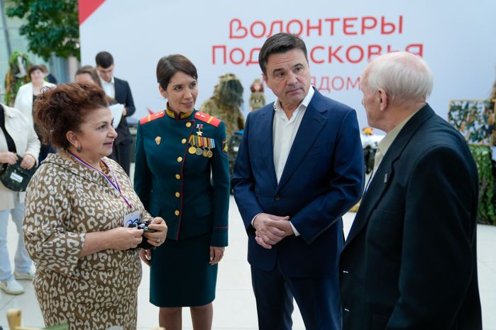 Андрей Воробьев осмотрел выставку волонтеров в региональном Доме Правительства