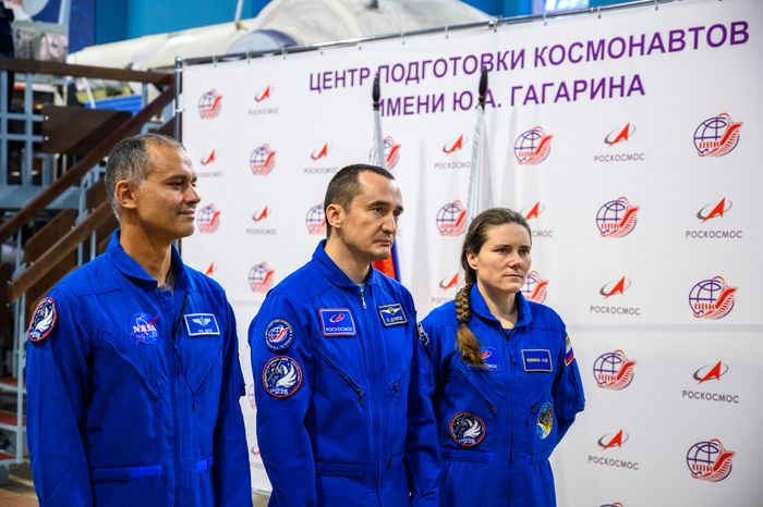 Космонавты дублирующего экипажа МКС-74 Анил Менон, Петр Дубров, Анна Кикина в Звездном городке
