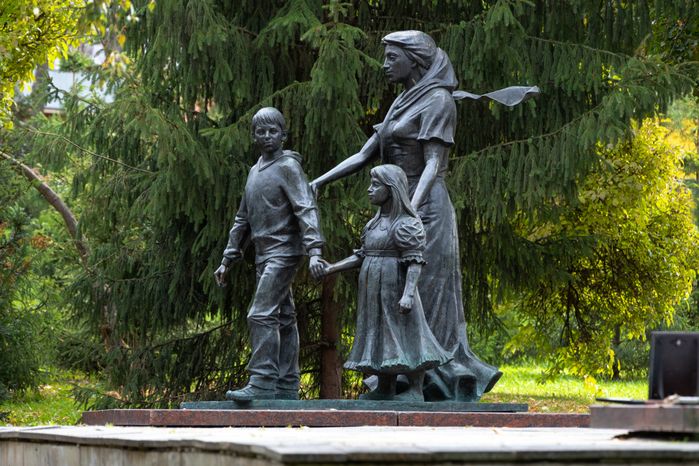 Памятник «Нашим матерям» на аллее Славы города Видное Ленинского округа