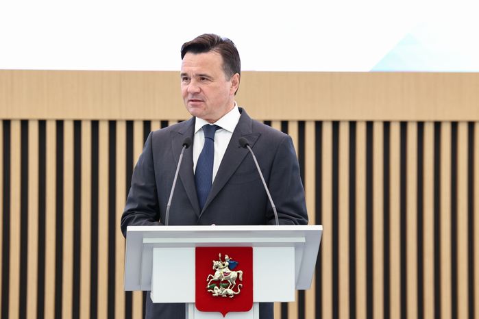 Андрей Воробьев вручил паспорта юным жителям Подмосковья