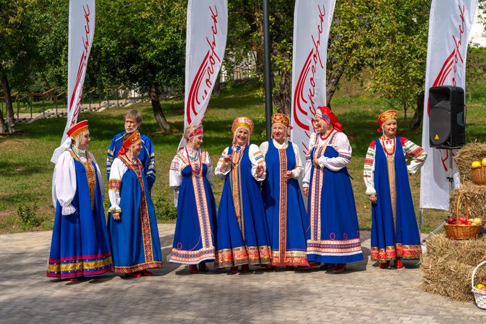 Народные творческие коллективы выступили на празднике Яблочного Спаса в Яблоневом сквере Красногорска