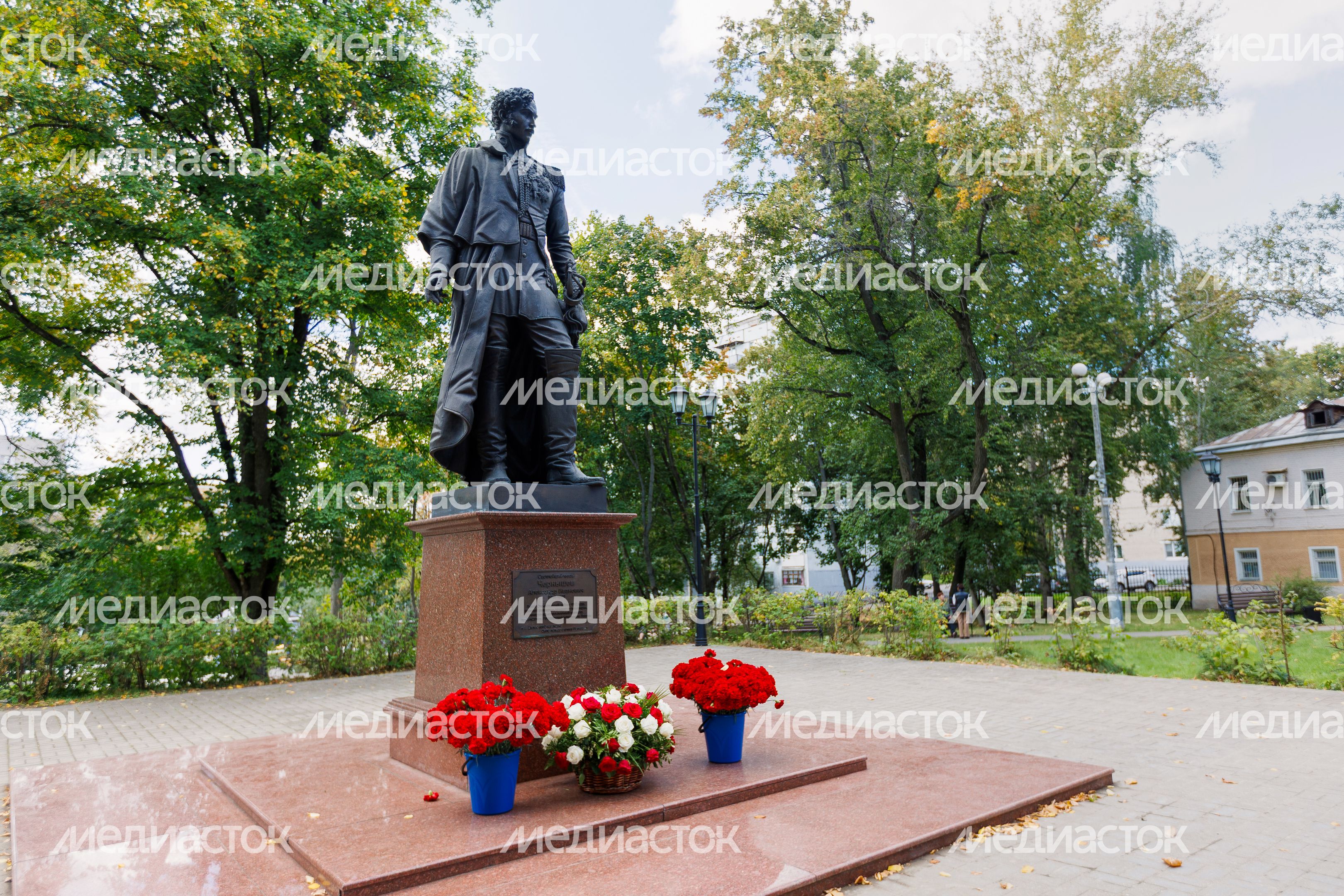 Памятник герою Отечественной войны 1812 года князю Чернышову в сквере на территории усадьбы Лыткарино Памятник герою Отечественной войны 1812 года князю Чернышову в сквере на территории усадьбы Лыткарино
