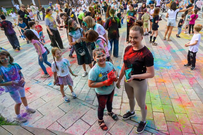 Фестиваль красок Holi Dance в Наташинском парке в Люберцах