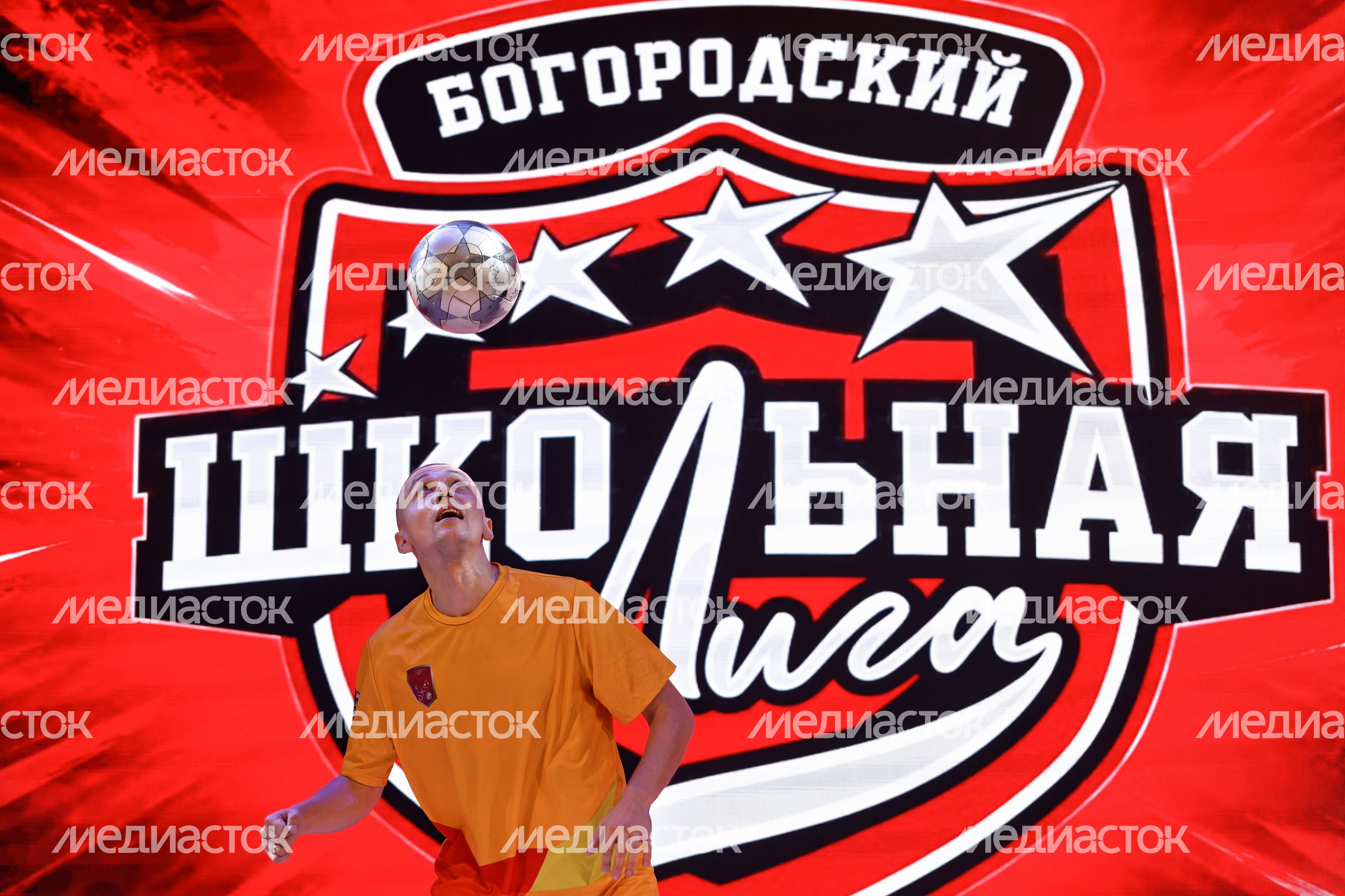 Футболист Андрей Харламов показал участникам школьной футбольной лиги фристайл с мячом Футболист Андрей Харламов показал участникам школьной футбольной лиги фристайл с мячом