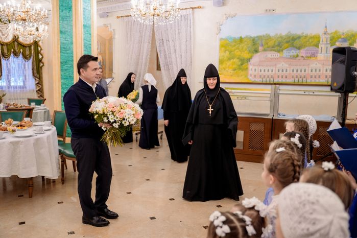 Андрей Воробьев поздравил с Новым годом воспитанниц детского приюта при Покровском монастыре