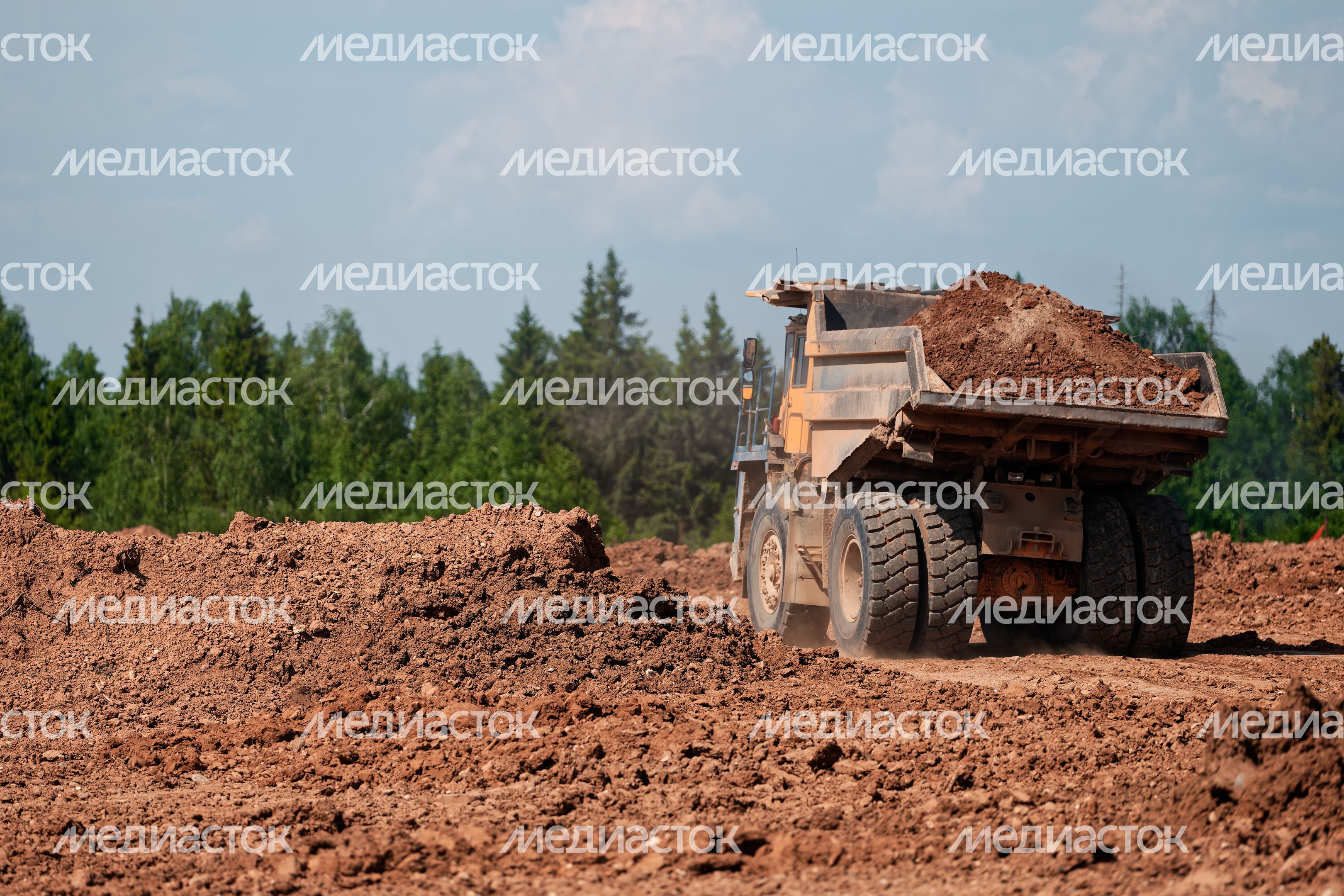 Добыча песка и щебня в Богаевском карьере у деревни Орешки Рузского округа Добыча песка и щебня в Богаевском карьере у деревни Орешки Рузского округа