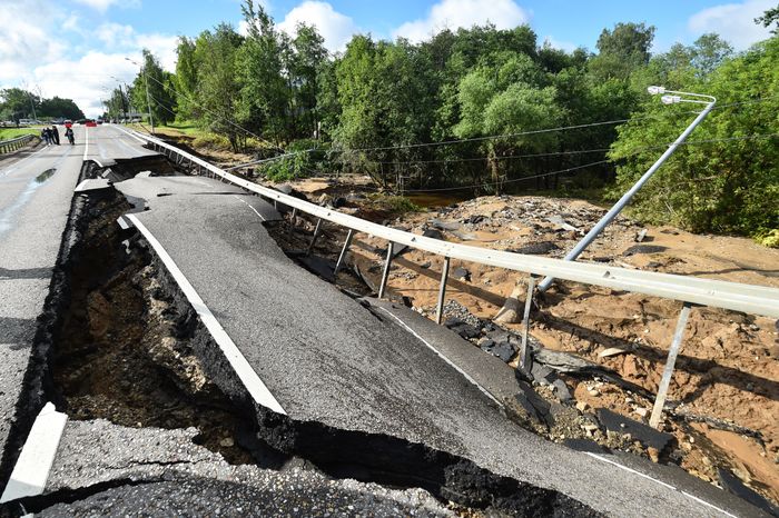 Последствия прорыва дамбы в Рузе