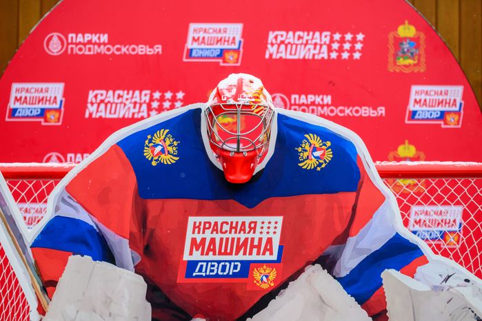 Открытая тренировка для юных хоккеистов от тренера сборной России Романа Ротенберга на катке в Лобне