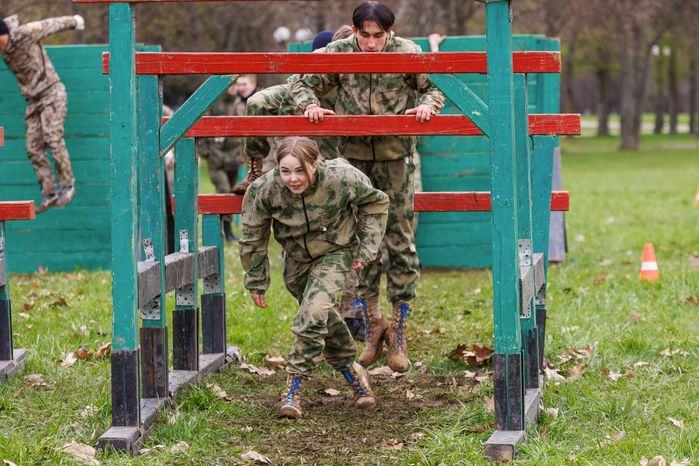 Военно-патриотическая игра «Юнармия, вперед!», посвященная Дню Победы, в Горках Ленинских