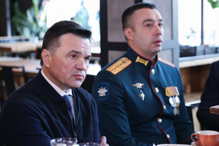 Андрей Воробьев пообщался с героями СВО и волонтерами за чашкой чая