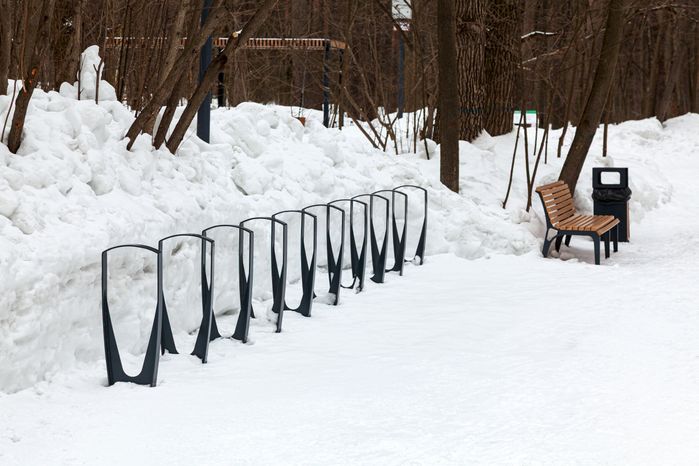 Велопарковка в Томилинском лесопарке зимой в городе Дзержинский округа Люберцы