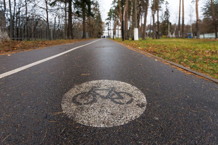 Велодорожка в Глуховском парке Ногинска осенью