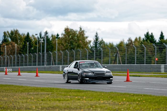 Дрифт-гонка автомобилей по автодрому Moscow Raceway на фестивале «Дрифт Экспо» в Волоколамске