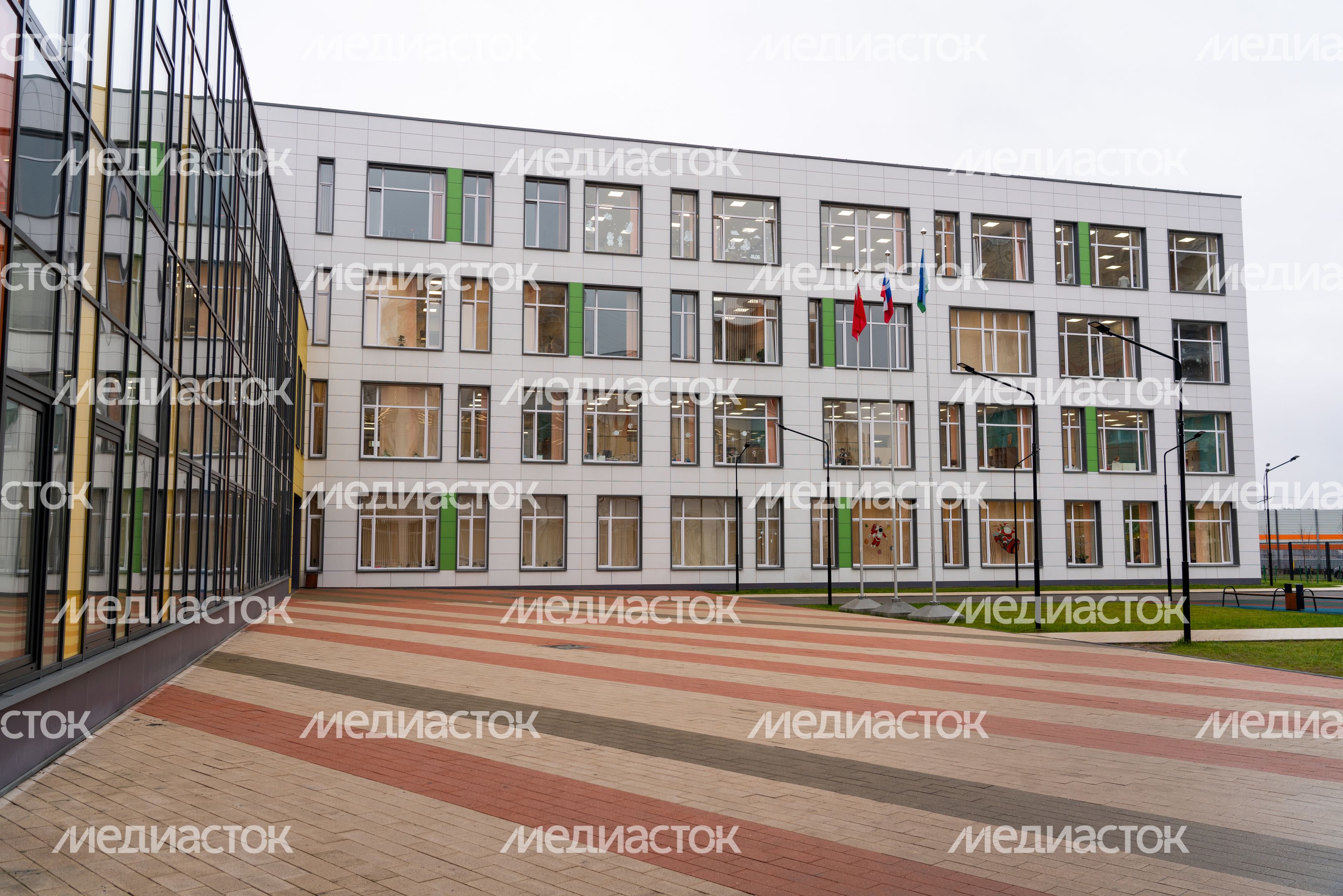 Новый корпус «Интеллектуал» школы «КвантУм» им. Героя СССР В. Фабричнова в мкр. Восточный Звенигорода Новый корпус «Интеллектуал» школы «КвантУм» им. Героя СССР В. Фабричнова в мкр. Восточный Звенигорода