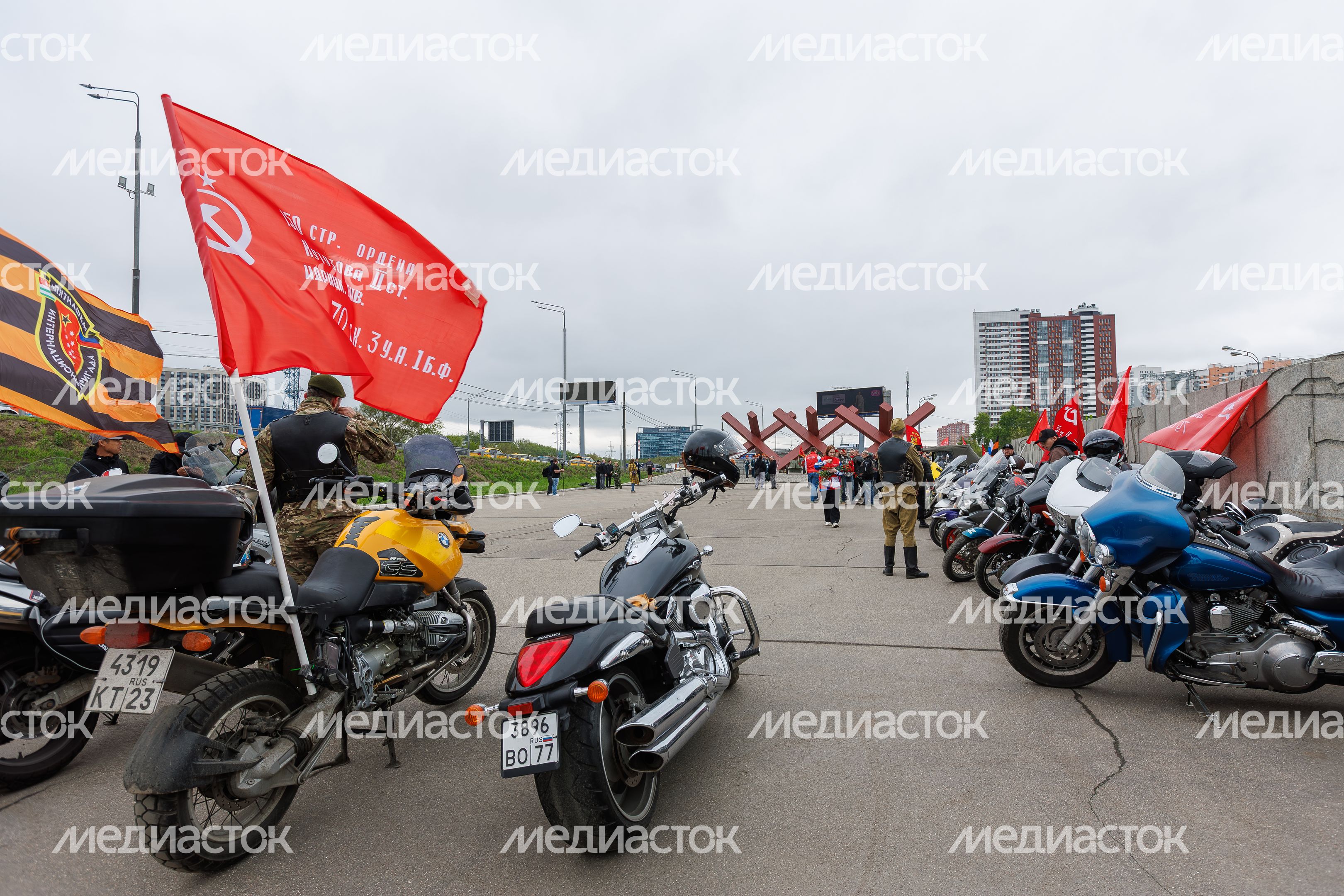 Мотопробег и торжественное возложение цветов к монументу «Противотанковые ежи» в День Победы в Химках Мотопробег и торжественное возложение цветов к монументу «Противотанковые ежи» в День Победы в Химках