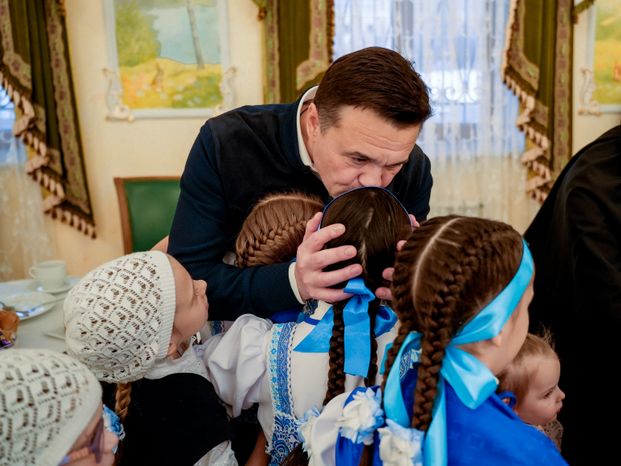 Андрей Воробьев поздравил с Новым годом воспитанниц детского приюта при Покровском монастыре