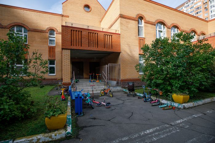 Парковка самокатов в детском саду «Светлячок» в Химках