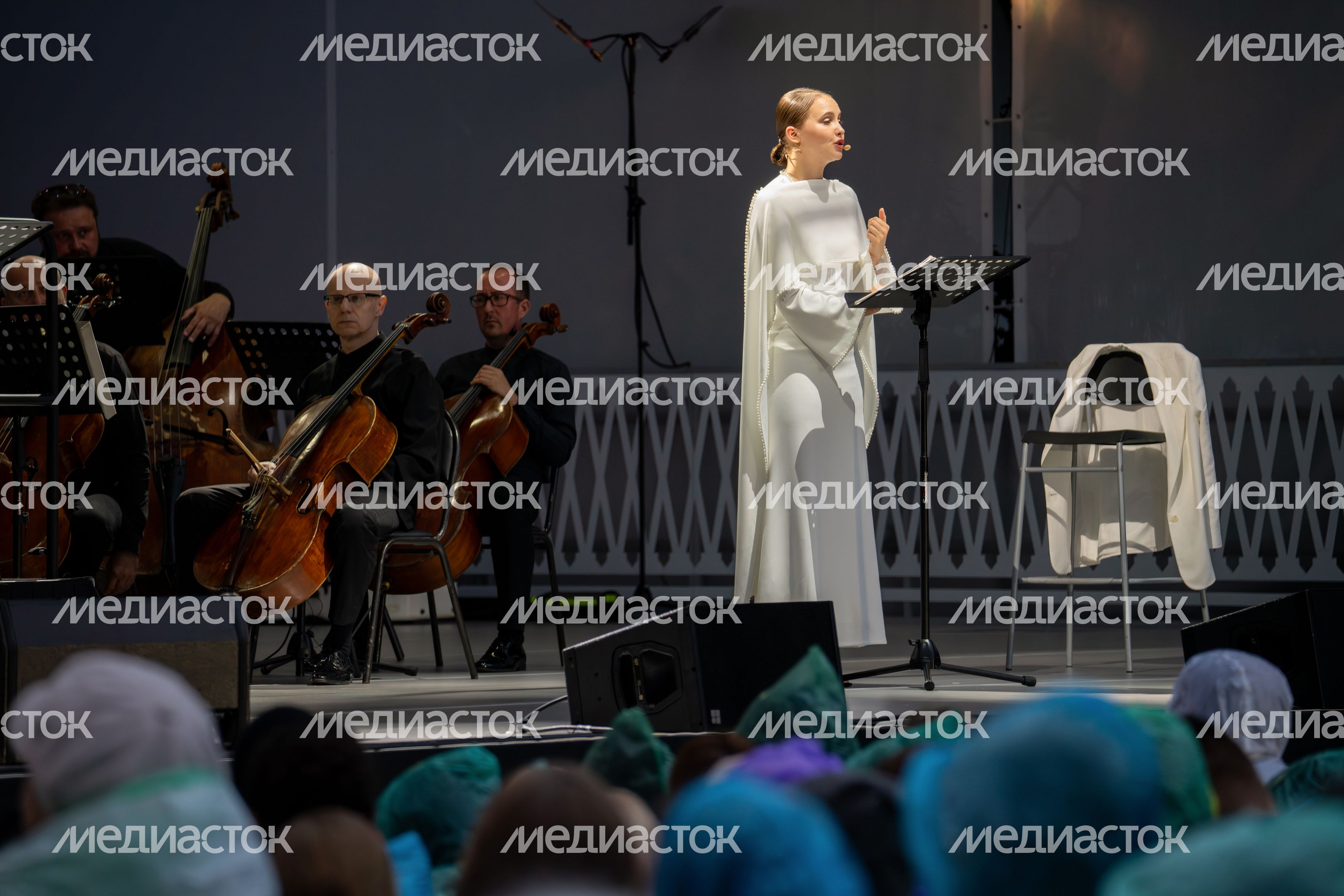 Актриса Юлия Хлынина в спектакле-концерте «Бедные люди» на Международном фестивале искусств П.И. Чайковского в Клину Актриса Юлия Хлынина в спектакле-концерте «Бедные люди» на Международном фестивале искусств П.И. Чайковского в Клину