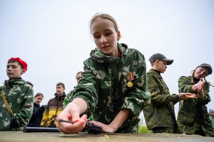 Военно-патриотическая игра «Юнармия, вперед!», посвященная Дню Победы, в Горках Ленинских