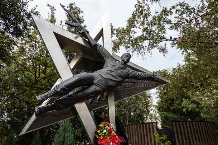 Памятник воинам-интернационалистам на аллее Славы в городе Видное Ленинского округа