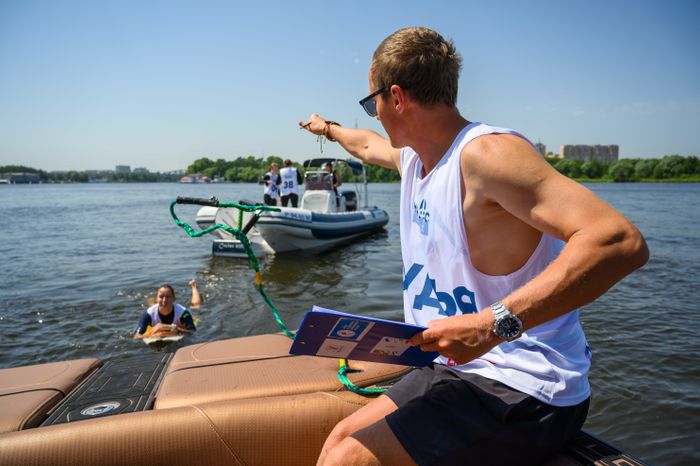 Судья на чемпионате Московской области по серфингу на Пироговском водохранилище в Долгопрудном