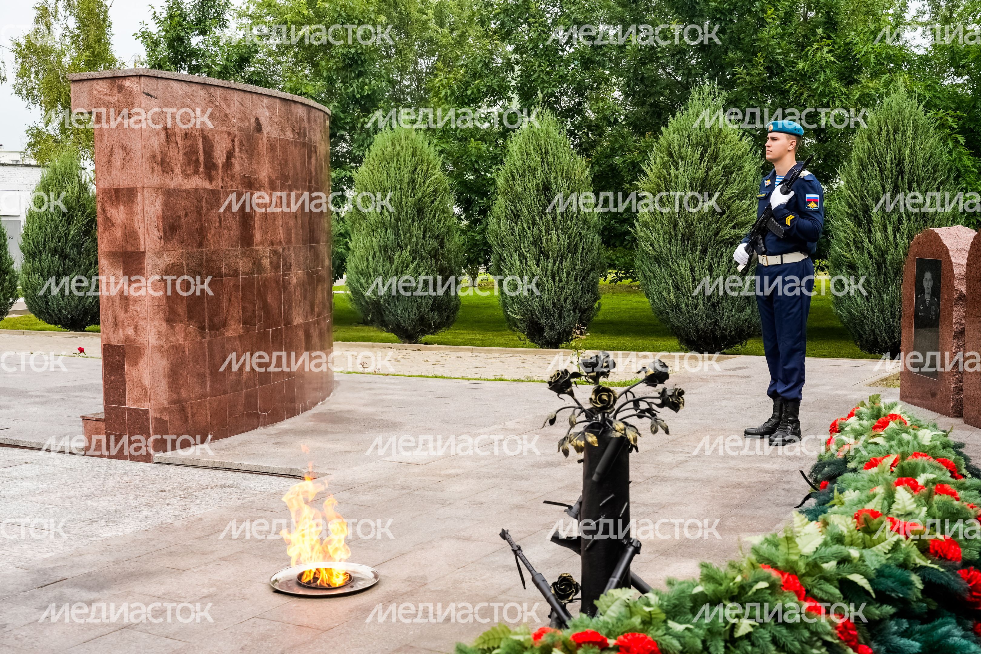 Губернатор возложил цветы к мемориалу погибших разведчиков 45-й отдельной бригады ВДВ Губернатор возложил цветы к мемориалу погибших разведчиков 45-й отдельной бригады ВДВ