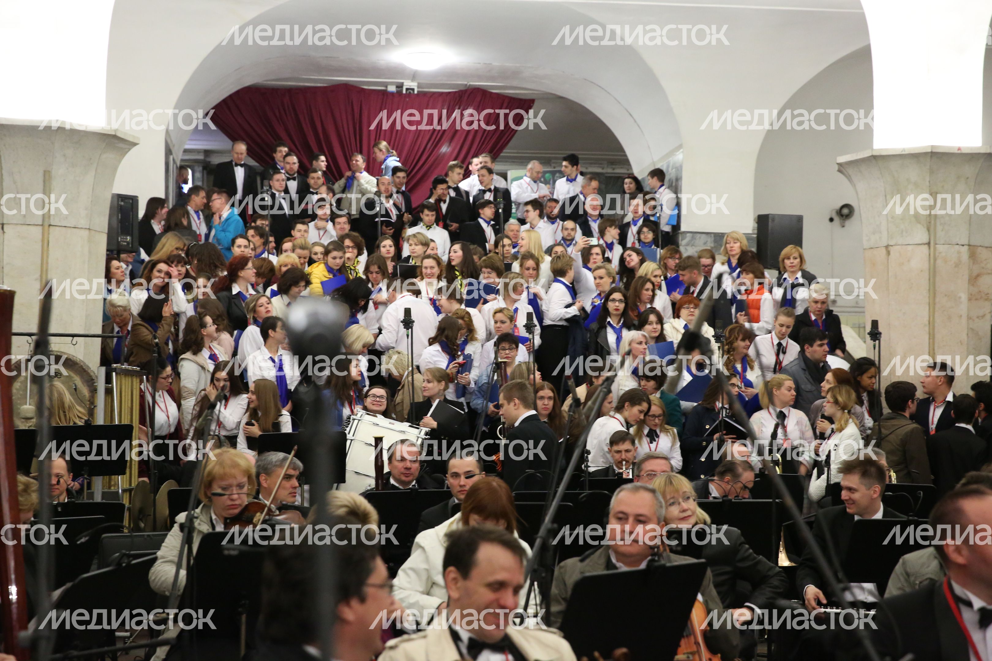 Ночной оперный концерт на станции метро «Кропоткинская» в Москве