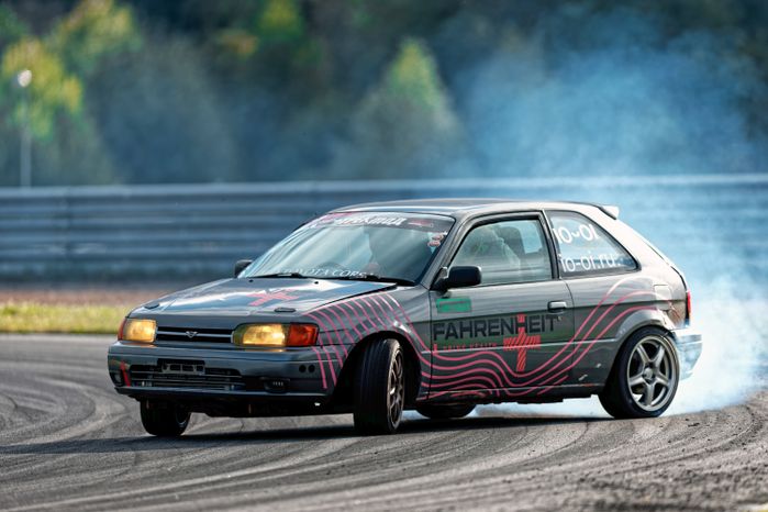 Дрифт-гонка автомобилей по автодрому Moscow Raceway на фестивале «Дрифт Экспо» в Волоколамске