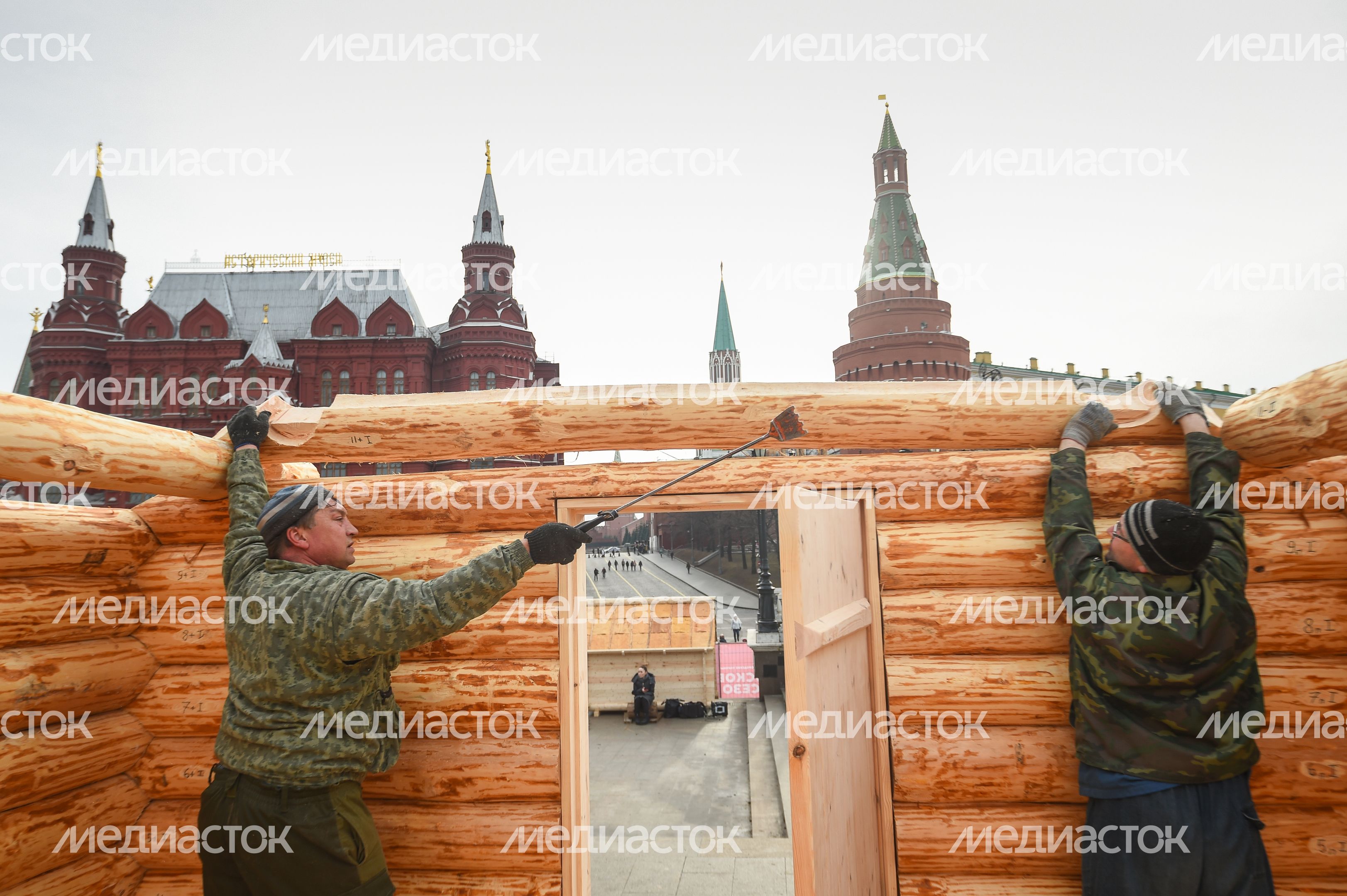 Монтаж инсталляций для фестиваля «Московская Масленица» на Манежной площади Монтаж инсталляций для фестиваля «Московская Масленица» на Манежной площади