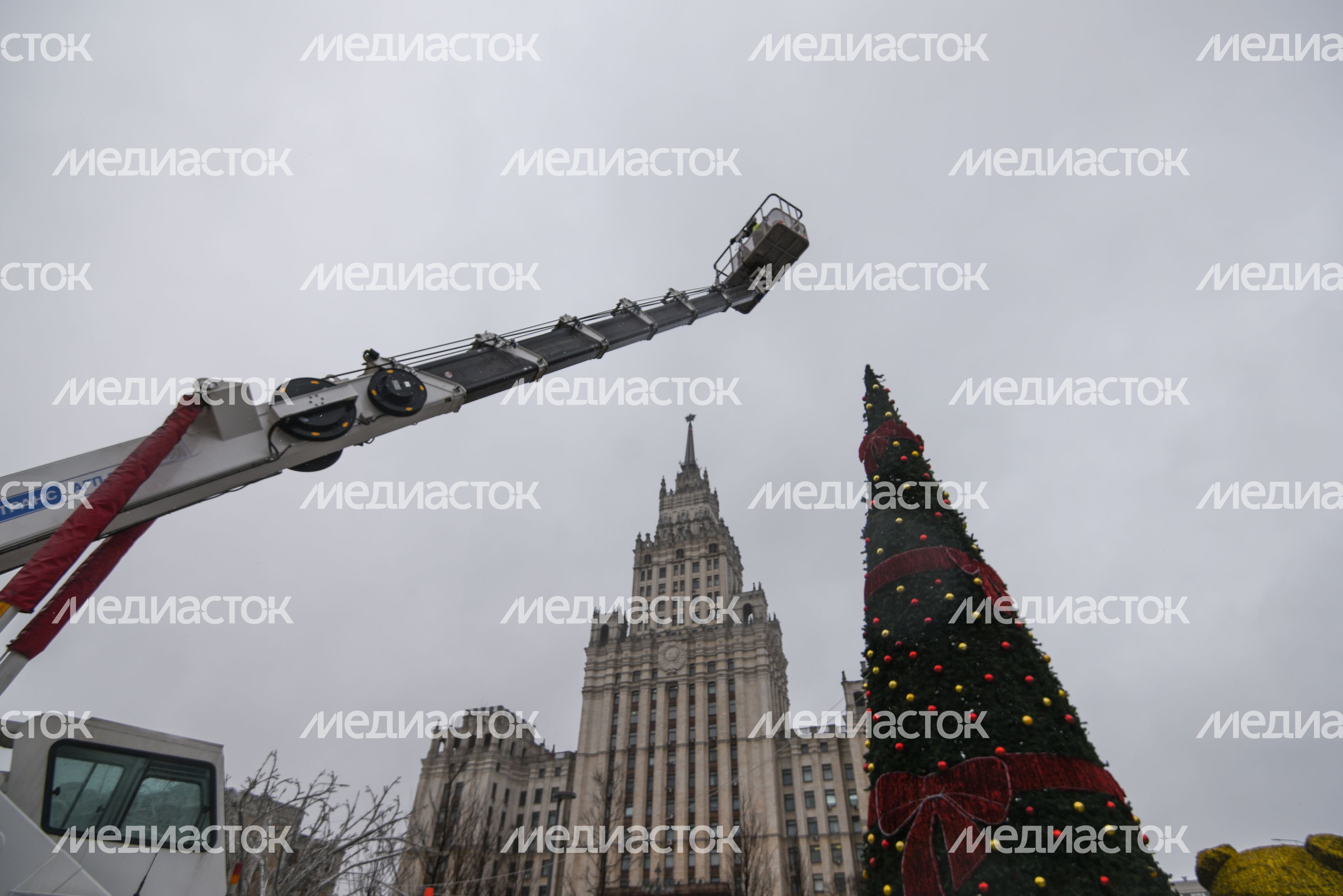 Демонтаж и складирование новогодних елок в Москве